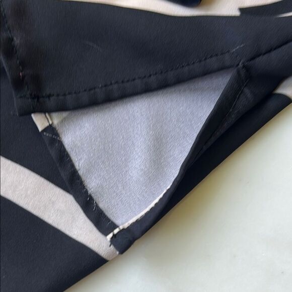 Adrianna Papell Black and Cream paisley Boxy Blouse XS - Picture 3 of 6